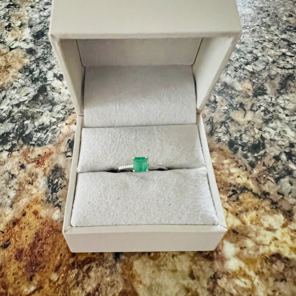 NEW Genuine Emerald Ring 14K White Gold Band Size 7 - Picture 2 of 8